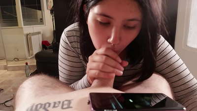 Eu provoco a minha meia-irmã enquanto ela observa a Disney [Cum]